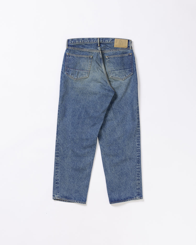 1985年登場のLEVIS 550をベースにリファインしたワイドテーパードパンツ。耳なし移行期の「ハチマル」デニムを再現し、14ozの肉厚でフラットな表情を活かしました。5年間の高頻度な着用を想定した加工により、ダイナミックな色落ちとハードなアタリを表現。80年代の空気感と力強いエイジングが融合した一本です。

Wide tapered pants refined from the 1985 LEVIS 550. Made from 14oz "Hachimaru" denim, reproducing the flat texture of the non-selvedge era. The "Five Year" aging finish delivers heavy fading and bold wear patterns, capturing a rugged, high-frequency use aesthetic. This piece masterfully combines 80s heritage with a powerful, broken-in character.