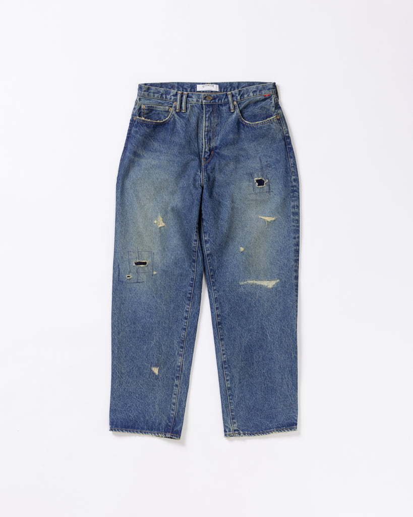 1985年登場のLEVIS 550をベースにリファインしたワイドテーパードパンツ。14ozの「ハチマル」デニムを再現し、5年間の高頻度な着用を想定したエイジングを施しました。精巧なダメージリペアと最終工程の汚し加工を加えることで、中濃色のブルーにヴィンテージ特有の深みをプラス。空紡糸のドライな質感と、徹底したリメイクが融合した存在感のある一着です。

Wide tapered pants refined from the 1985 LEVIS 550, using 14oz "Hachimaru" denim. The "Five Year" finish features mid-tone fading and bold wear, enhanced by realistic repairs and a final "dirt" tint. These remade pants offer a rugged, authentic character, blending 80s heritage with a sophisticated, long-worn aesthetic.