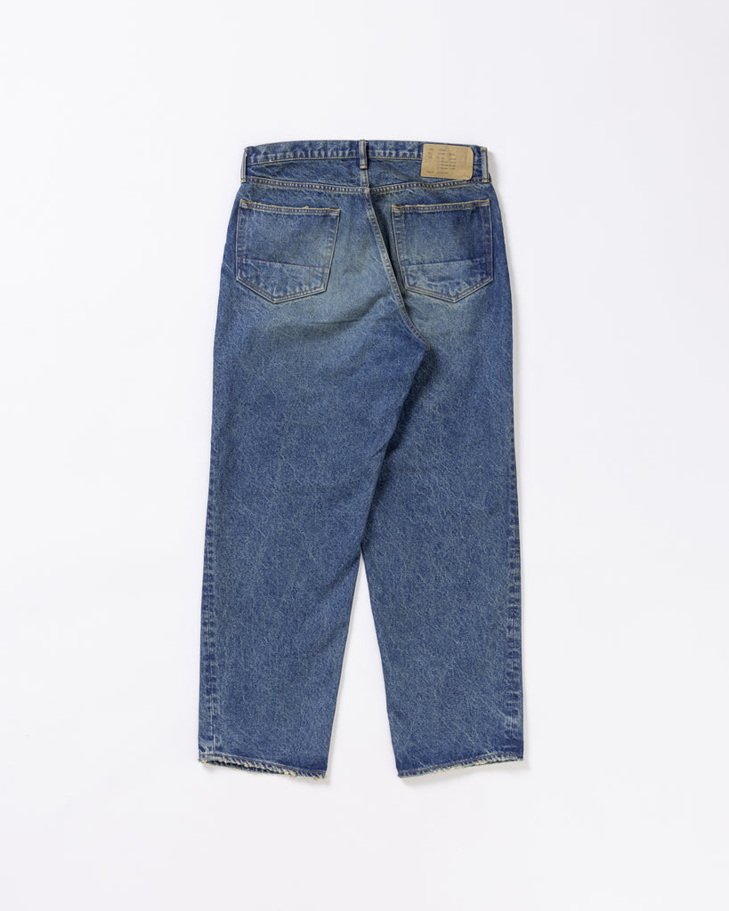 1985年登場のLEVIS 550をベースにリファインしたワイドテーパードパンツ。14ozの「ハチマル」デニムを再現し、5年間の高頻度な着用を想定したエイジングを施しました。精巧なダメージリペアと最終工程の汚し加工を加えることで、中濃色のブルーにヴィンテージ特有の深みをプラス。空紡糸のドライな質感と、徹底したリメイクが融合した存在感のある一着です。

Wide tapered pants refined from the 1985 LEVIS 550, using 14oz "Hachimaru" denim. The "Five Year" finish features mid-tone fading and bold wear, enhanced by realistic repairs and a final "dirt" tint. These remade pants offer a rugged, authentic character, blending 80s heritage with a sophisticated, long-worn aesthetic.