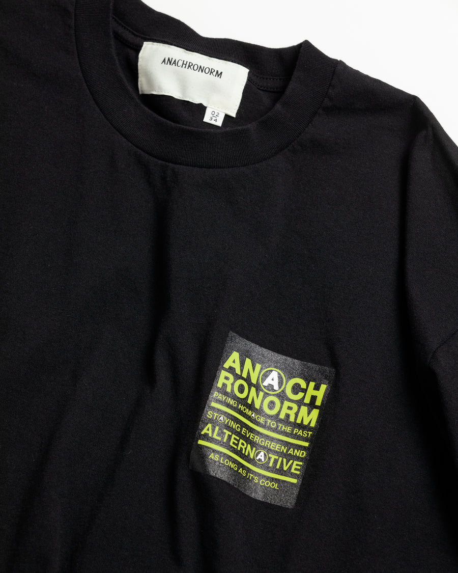 ANACHRONORM ステッカーモチーフ プリント ショートスリーブTシャツ ブラック | ステイフレッシュコットン 抗菌防臭 抗ウイルス ワンウォッシュ 音楽グループ 