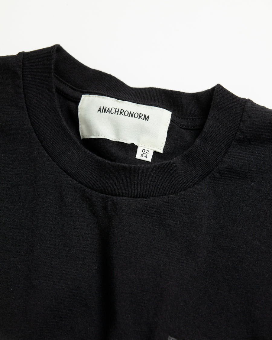 ANACHRONORM ステッカーモチーフ プリント ショートスリーブTシャツ ブラック | ステイフレッシュコットン 抗菌防臭 抗ウイルス ワンウォッシュ 音楽グループ 
