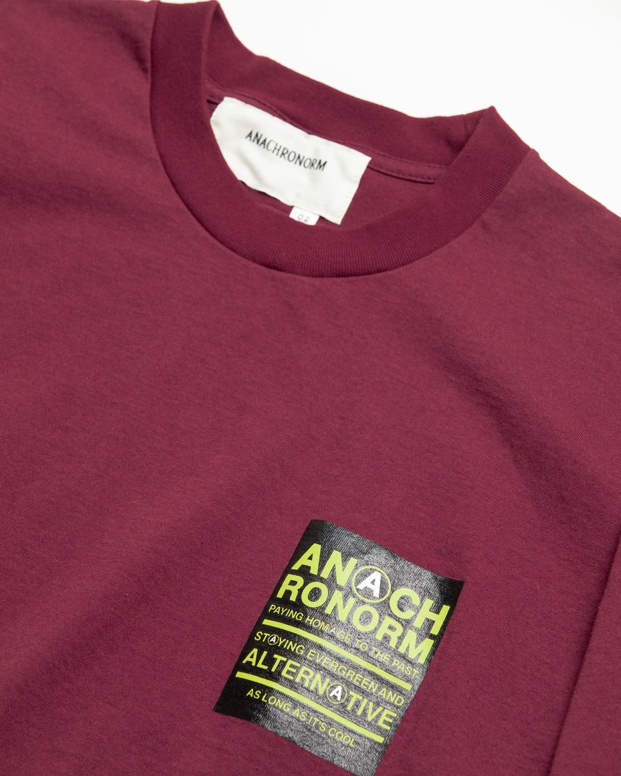 ANACHRONORM ステッカーモチーフ プリント ショートスリーブTシャツ バーガンディ | ステイフレッシュコットン 抗菌防臭 抗ウイルス ワンウォッシュ 音楽グループ