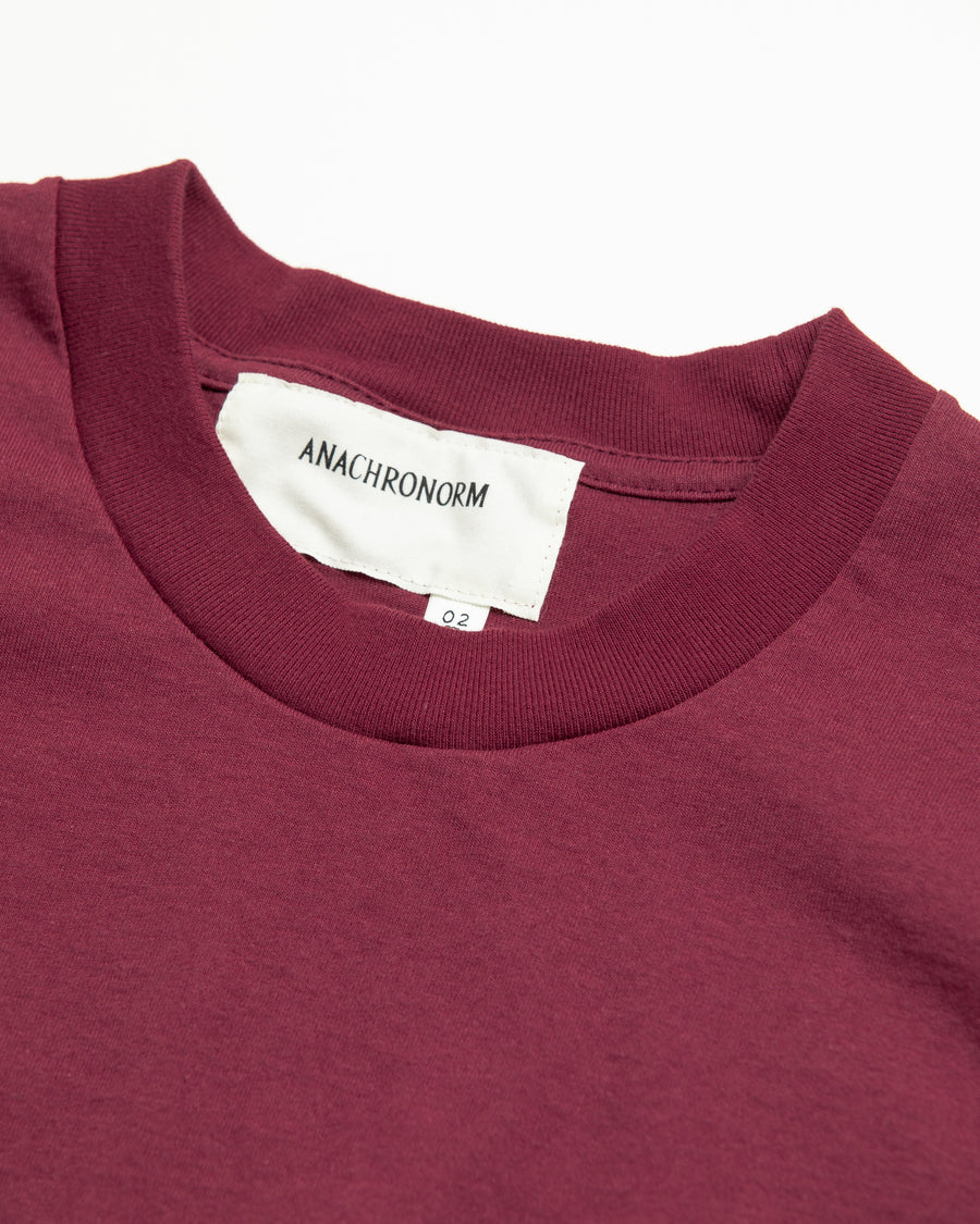 ANACHRONORM ステッカーモチーフ プリント ショートスリーブTシャツ バーガンディ | ステイフレッシュコットン 抗菌防臭 抗ウイルス ワンウォッシュ 音楽グループ