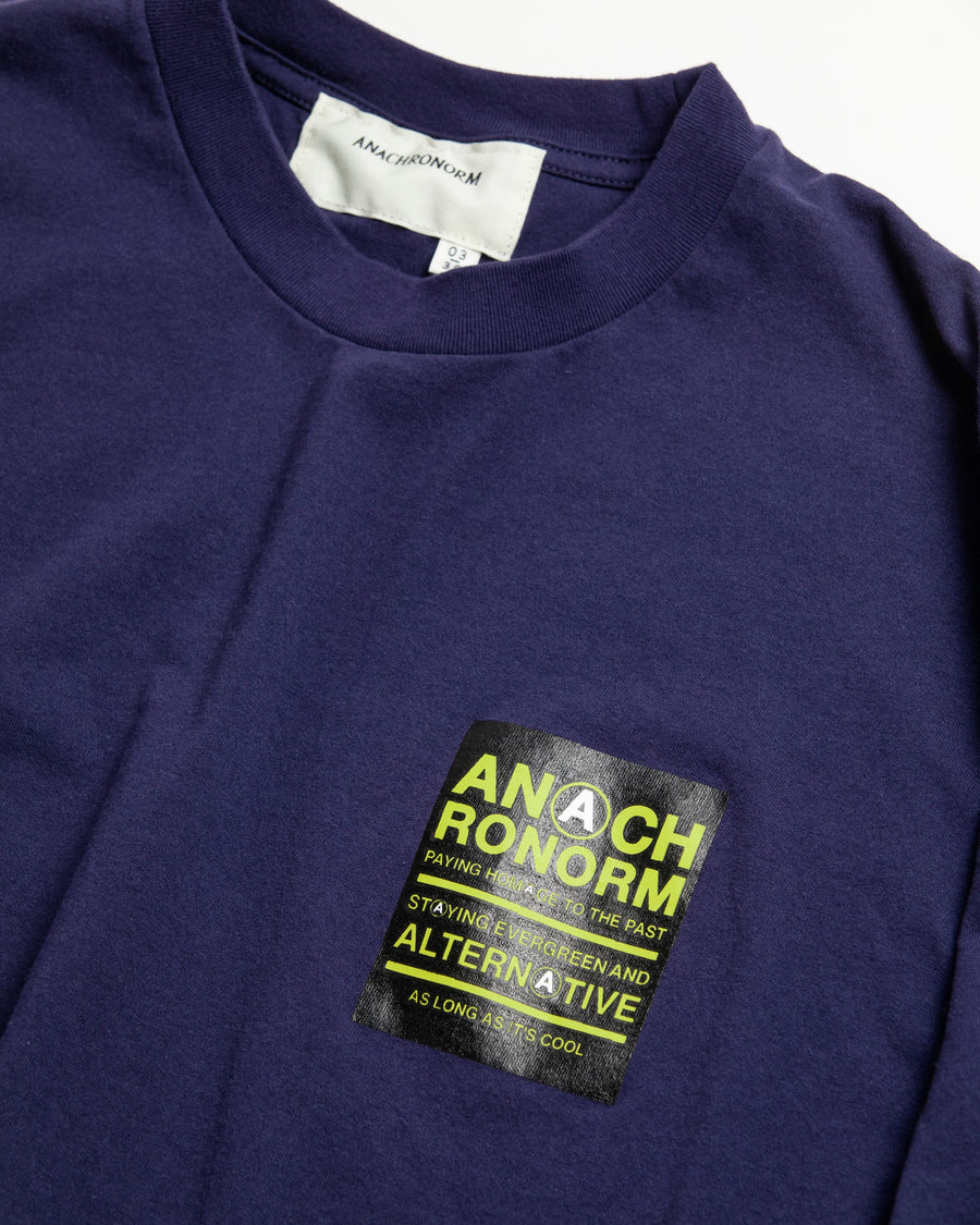 ANACHRONORM ステッカーモチーフ プリント ショートスリーブTシャツ ネイビー | ステイフレッシュコットン 抗菌防臭 抗ウイルス ワンウォッシュ 音楽グループ