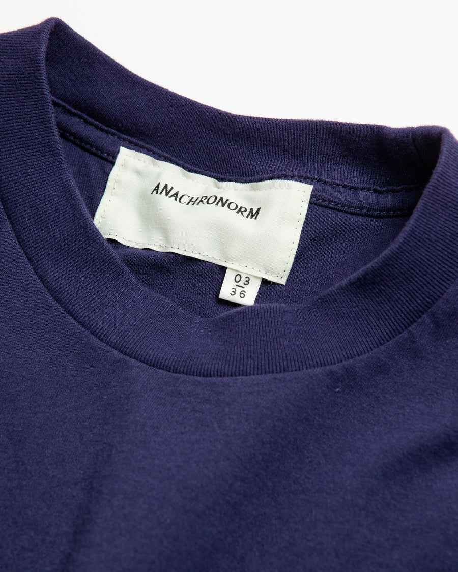 ANACHRONORM ステッカーモチーフ プリント ショートスリーブTシャツ ネイビー | ステイフレッシュコットン 抗菌防臭 抗ウイルス ワンウォッシュ 音楽グループ