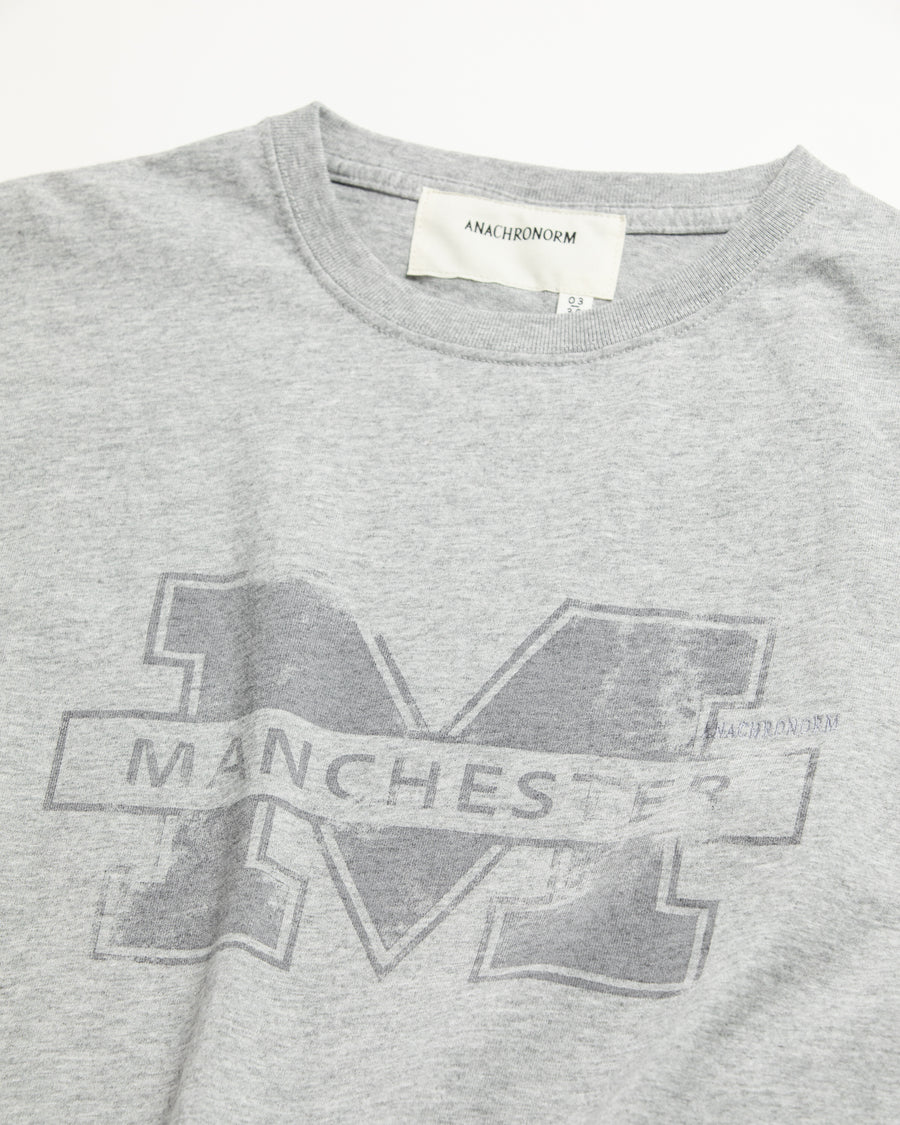 ANACHRONORM マンチェスター プリント ショートスリーブTシャツ アッシュグレー | 5.6oz 天竺 ヘビーウェイト ワンウォッシュ グラデーションプリント 90sカルチャー
