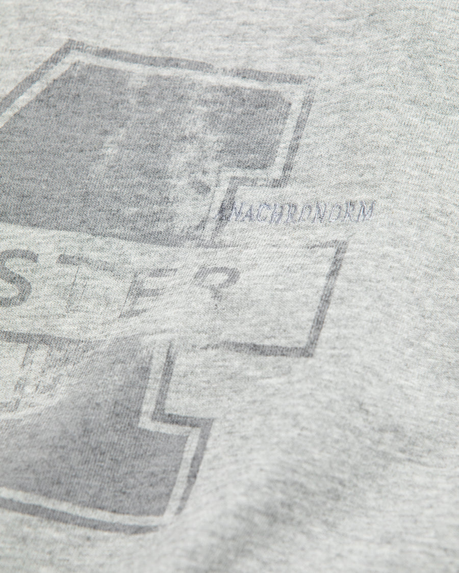 ANACHRONORM マンチェスター プリント ショートスリーブTシャツ アッシュグレー | 5.6oz 天竺 ヘビーウェイト ワンウォッシュ グラデーションプリント 90sカルチャー