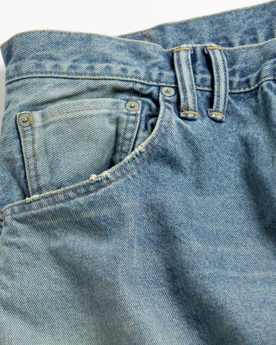 腰回りに程よくゆとりを持たせ、裾にかけて緩やかに細くなるテーパードシルエットの5Pデニム。
快適な穿き心地と美しいラインを両立しています。
生地にはタテヨコ共に7/-空紡糸を使用した12ozオープンエンドデニムを採用。
90年代ヴィンテージを思わせるドライなタッチとシボ感が特徴です。
淡色エイジングをベースにリペア風リメイクと汚し加工を施し、リアルなユーズド感に仕上げています。
Five-pocket denim pants with a tapered silhouette, relaxed at the hips and narrowing toward the hem.
Designed to balance comfortable wear with a clean, refined line.
Made from 12oz open-end denim, known for its dry touch and vintage-like texture.
Finished with a light-toned aging process, repair-style remakes, and subtl