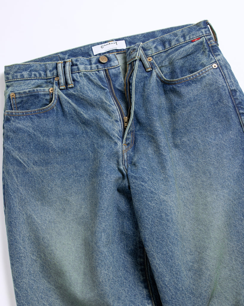 1985年登場のLEVIS 550をベースにリファインしたワイドテーパードパンツ。耳なし移行期の「ハチマル」デニムを再現し、14ozの肉厚でフラットな表情を活かしました。5年間の高頻度な着用を想定した加工により、ダイナミックな色落ちとハードなアタリを表現。80年代の空気感と力強いエイジングが融合した一本です。

Wide tapered pants refined from the 1985 LEVIS 550. Made from 14oz "Hachimaru" denim, reproducing the flat texture of the non-selvedge era. The "Five Year" aging finish delivers heavy fading and bold wear patterns, capturing a rugged, high-frequency use aesthetic. This piece masterfully combines 80s heritage with a powerful, broken-in character.