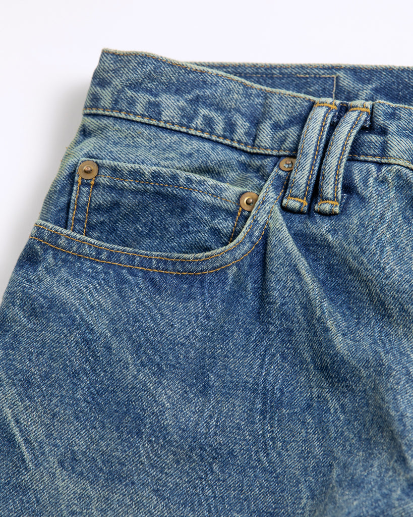 1985年登場のLEVIS 550をベースにリファインしたワイドテーパードパンツ。耳なし移行期の「ハチマル」デニムを再現し、14ozの肉厚でフラットな表情を活かしました。5年間の高頻度な着用を想定した加工により、ダイナミックな色落ちとハードなアタリを表現。80年代の空気感と力強いエイジングが融合した一本です。

Wide tapered pants refined from the 1985 LEVIS 550. Made from 14oz "Hachimaru" denim, reproducing the flat texture of the non-selvedge era. The "Five Year" aging finish delivers heavy fading and bold wear patterns, capturing a rugged, high-frequency use aesthetic. This piece masterfully combines 80s heritage with a powerful, broken-in character.