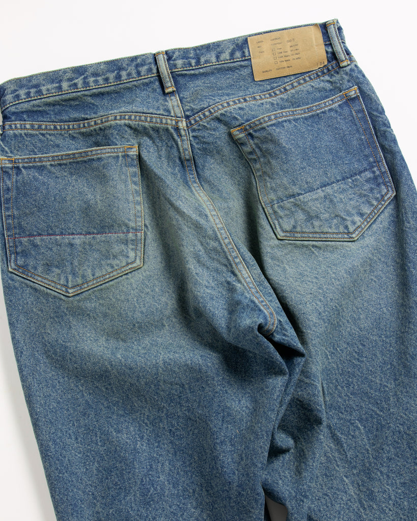 1985年登場のLEVIS 550をベースにリファインしたワイドテーパードパンツ。耳なし移行期の「ハチマル」デニムを再現し、14ozの肉厚でフラットな表情を活かしました。5年間の高頻度な着用を想定した加工により、ダイナミックな色落ちとハードなアタリを表現。80年代の空気感と力強いエイジングが融合した一本です。

Wide tapered pants refined from the 1985 LEVIS 550. Made from 14oz "Hachimaru" denim, reproducing the flat texture of the non-selvedge era. The "Five Year" aging finish delivers heavy fading and bold wear patterns, capturing a rugged, high-frequency use aesthetic. This piece masterfully combines 80s heritage with a powerful, broken-in character.