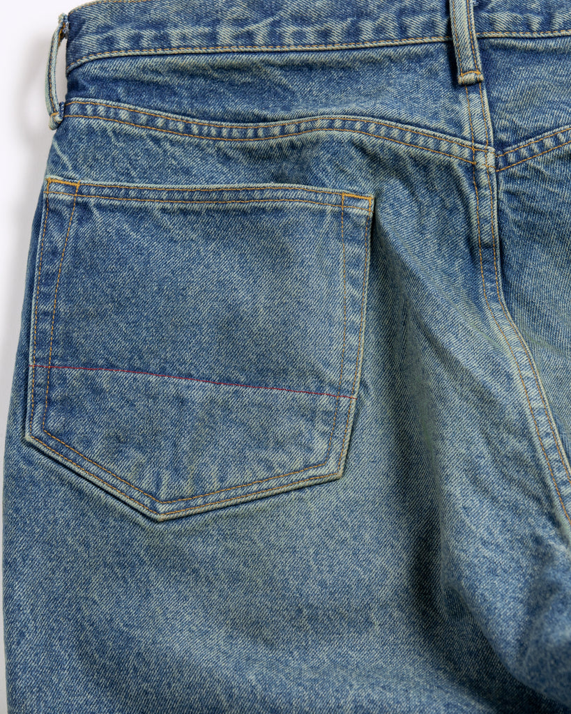 1985年登場のLEVIS 550をベースにリファインしたワイドテーパードパンツ。耳なし移行期の「ハチマル」デニムを再現し、14ozの肉厚でフラットな表情を活かしました。5年間の高頻度な着用を想定した加工により、ダイナミックな色落ちとハードなアタリを表現。80年代の空気感と力強いエイジングが融合した一本です。

Wide tapered pants refined from the 1985 LEVIS 550. Made from 14oz "Hachimaru" denim, reproducing the flat texture of the non-selvedge era. The "Five Year" aging finish delivers heavy fading and bold wear patterns, capturing a rugged, high-frequency use aesthetic. This piece masterfully combines 80s heritage with a powerful, broken-in character.