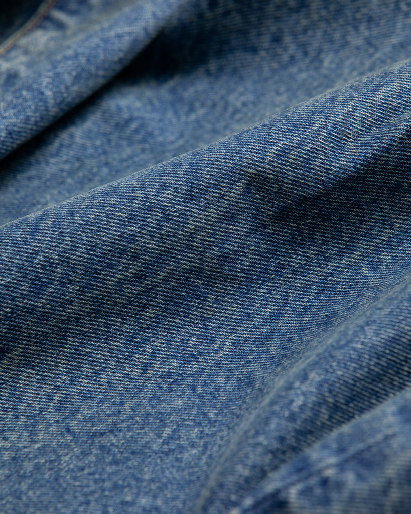 1985年登場のLEVIS 550をベースにリファインしたワイドテーパードパンツ。耳なし移行期の「ハチマル」デニムを再現し、14ozの肉厚でフラットな表情を活かしました。5年間の高頻度な着用を想定した加工により、ダイナミックな色落ちとハードなアタリを表現。80年代の空気感と力強いエイジングが融合した一本です。

Wide tapered pants refined from the 1985 LEVIS 550. Made from 14oz "Hachimaru" denim, reproducing the flat texture of the non-selvedge era. The "Five Year" aging finish delivers heavy fading and bold wear patterns, capturing a rugged, high-frequency use aesthetic. This piece masterfully combines 80s heritage with a powerful, broken-in character.