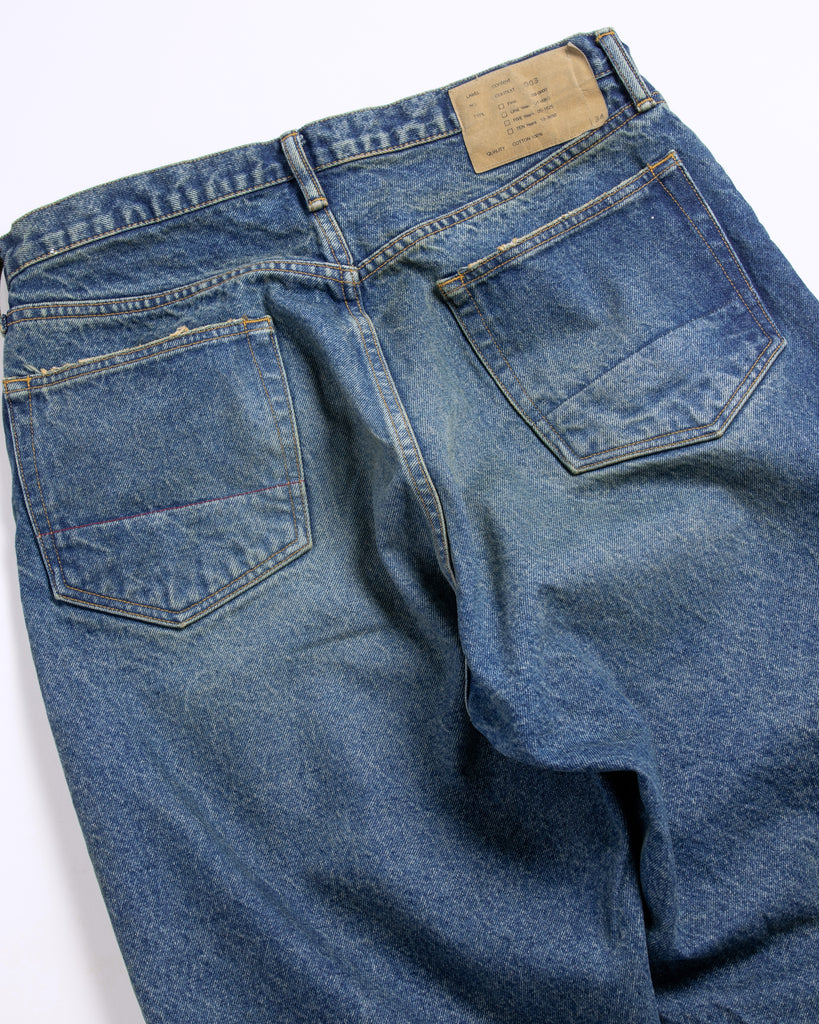 1985年登場のLEVIS 550をベースにリファインしたワイドテーパードパンツ。14ozの「ハチマル」デニムを再現し、5年間の高頻度な着用を想定したエイジングを施しました。精巧なダメージリペアと最終工程の汚し加工を加えることで、中濃色のブルーにヴィンテージ特有の深みをプラス。空紡糸のドライな質感と、徹底したリメイクが融合した存在感のある一着です。

Wide tapered pants refined from the 1985 LEVIS 550, using 14oz "Hachimaru" denim. The "Five Year" finish features mid-tone fading and bold wear, enhanced by realistic repairs and a final "dirt" tint. These remade pants offer a rugged, authentic character, blending 80s heritage with a sophisticated, long-worn aesthetic.