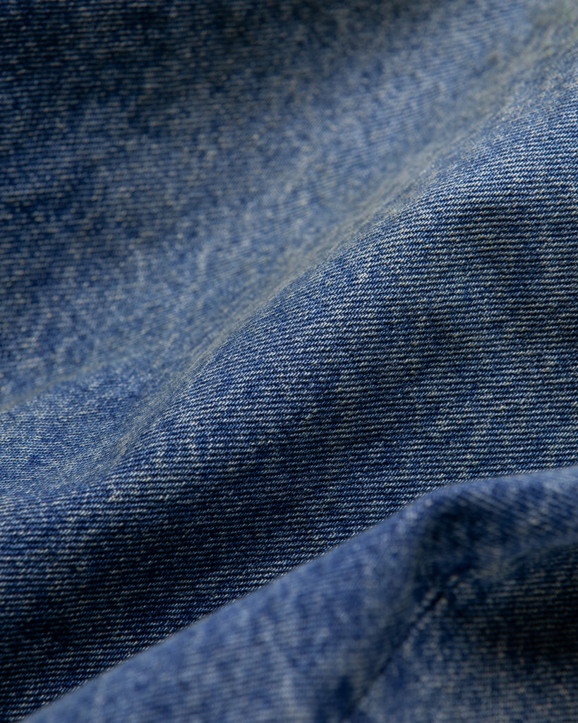 1985年登場のLEVIS 550をベースにリファインしたワイドテーパードパンツ。14ozの「ハチマル」デニムを再現し、5年間の高頻度な着用を想定したエイジングを施しました。精巧なダメージリペアと最終工程の汚し加工を加えることで、中濃色のブルーにヴィンテージ特有の深みをプラス。空紡糸のドライな質感と、徹底したリメイクが融合した存在感のある一着です。

Wide tapered pants refined from the 1985 LEVIS 550, using 14oz "Hachimaru" denim. The "Five Year" finish features mid-tone fading and bold wear, enhanced by realistic repairs and a final "dirt" tint. These remade pants offer a rugged, authentic character, blending 80s heritage with a sophisticated, long-worn aesthetic.