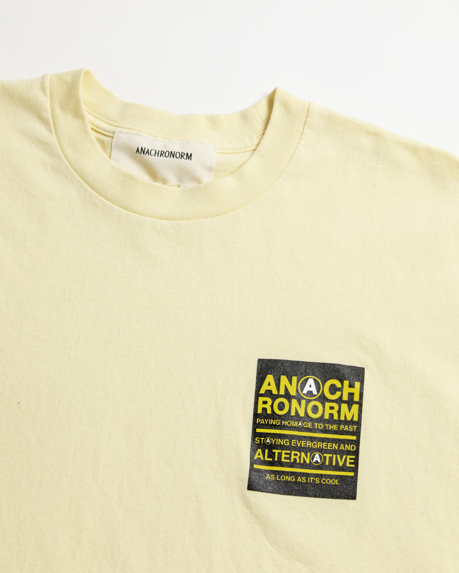 ANACHRONORM ステッカーモチーフ プリント ショートスリーブTシャツ ベージュ | ステイフレッシュコットン 抗菌防臭 抗ウイルス ワンウォッシュ 音楽グループ