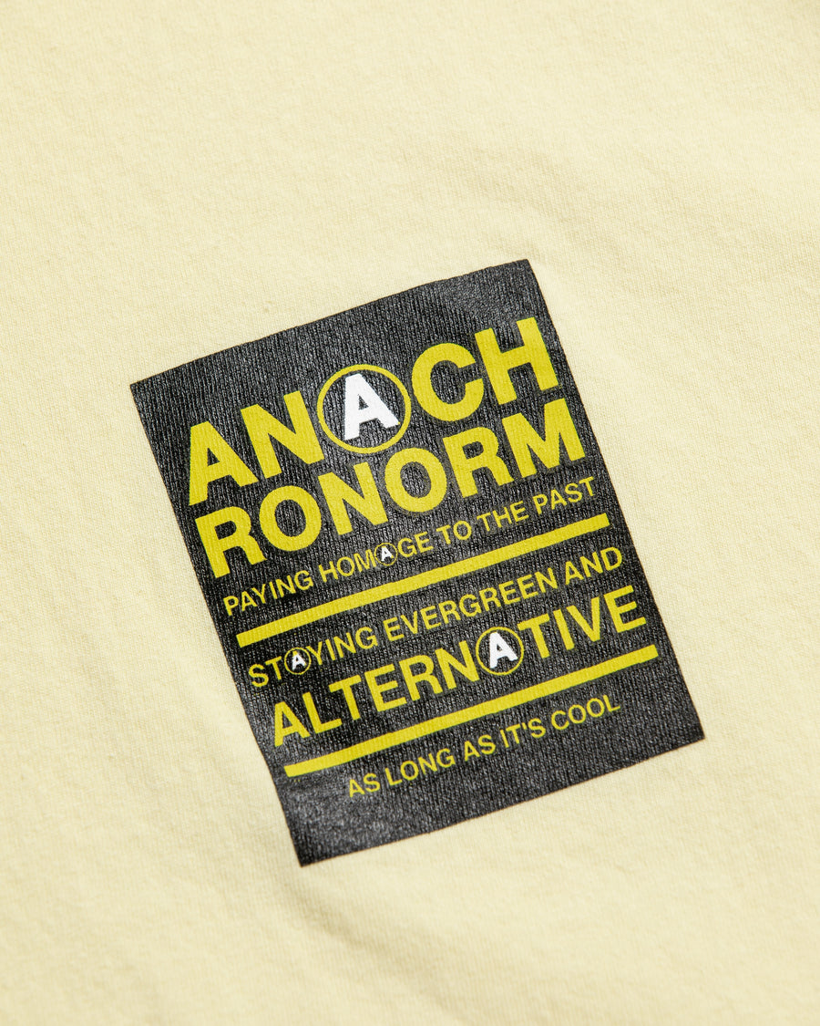 ANACHRONORM ステッカーモチーフ プリント ショートスリーブTシャツ ベージュ | ステイフレッシュコットン 抗菌防臭 抗ウイルス ワンウォッシュ 音楽グループ