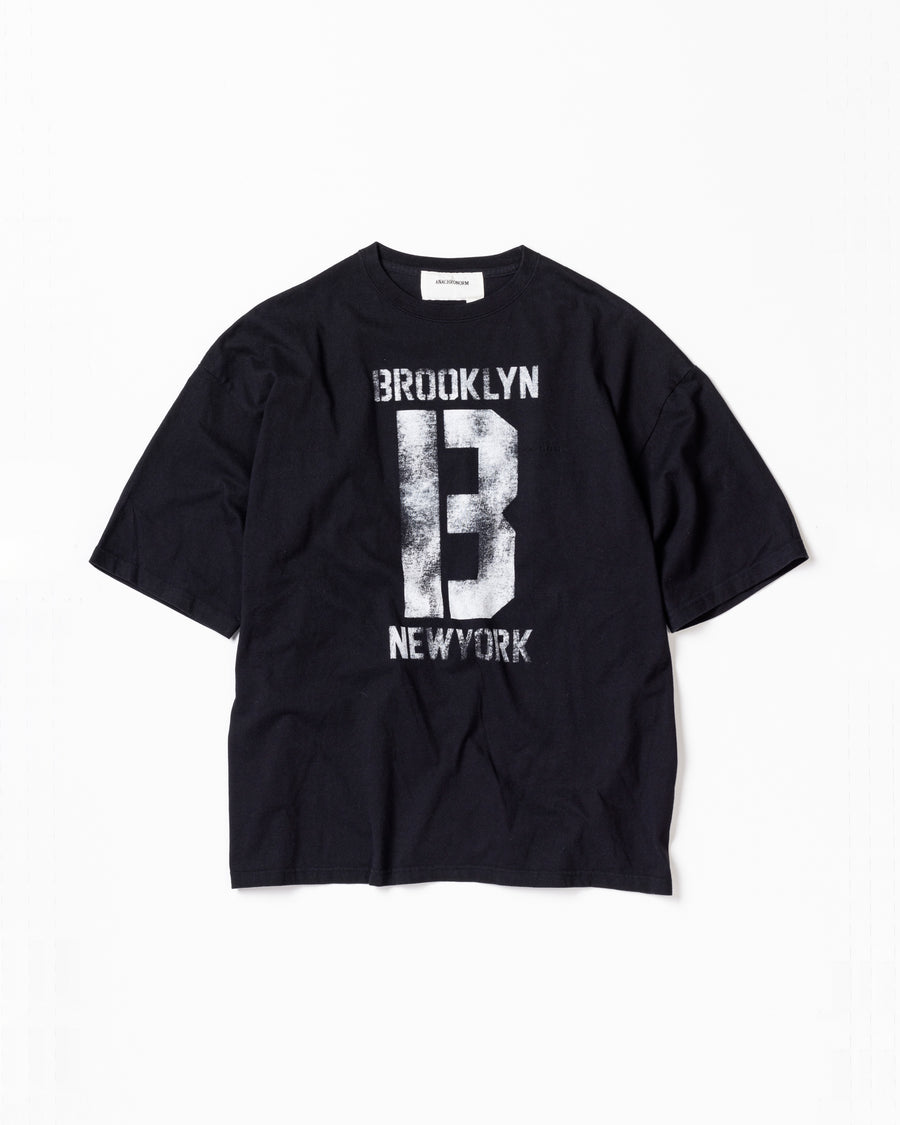 ANACHRONORM ブルックリン プリント ショートスリーブTシャツ ブラック | 5.6oz 天竺 ヘビーウェイト ワンウォッシュ カスレ刷り ステンシルアート