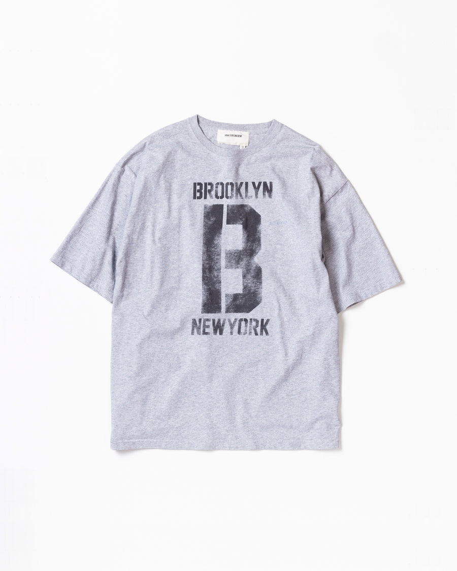 ANACHRONORM ブルックリン プリント ショートスリーブTシャツ アッシュグレー | 5.6oz 天竺 ヘビーウェイト ワンウォッシュ カスレ刷り ステンシルアート