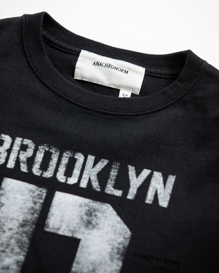 ANACHRONORM ブルックリン プリント ショートスリーブTシャツ ブラック | 5.6oz 天竺 ヘビーウェイト ワンウォッシュ カスレ刷り ステンシルアート
