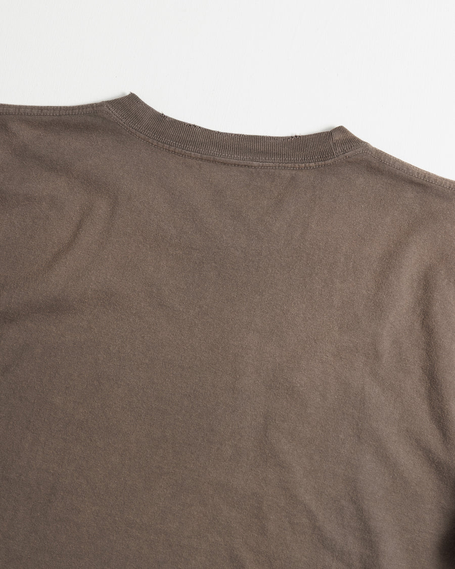 ANACHRONORM フレーム グラフィックTシャツ ダスティブラウン | 5.6oz天竺 アメリカンカルチャーモチーフ 特殊染色 変色加工 一点一点
