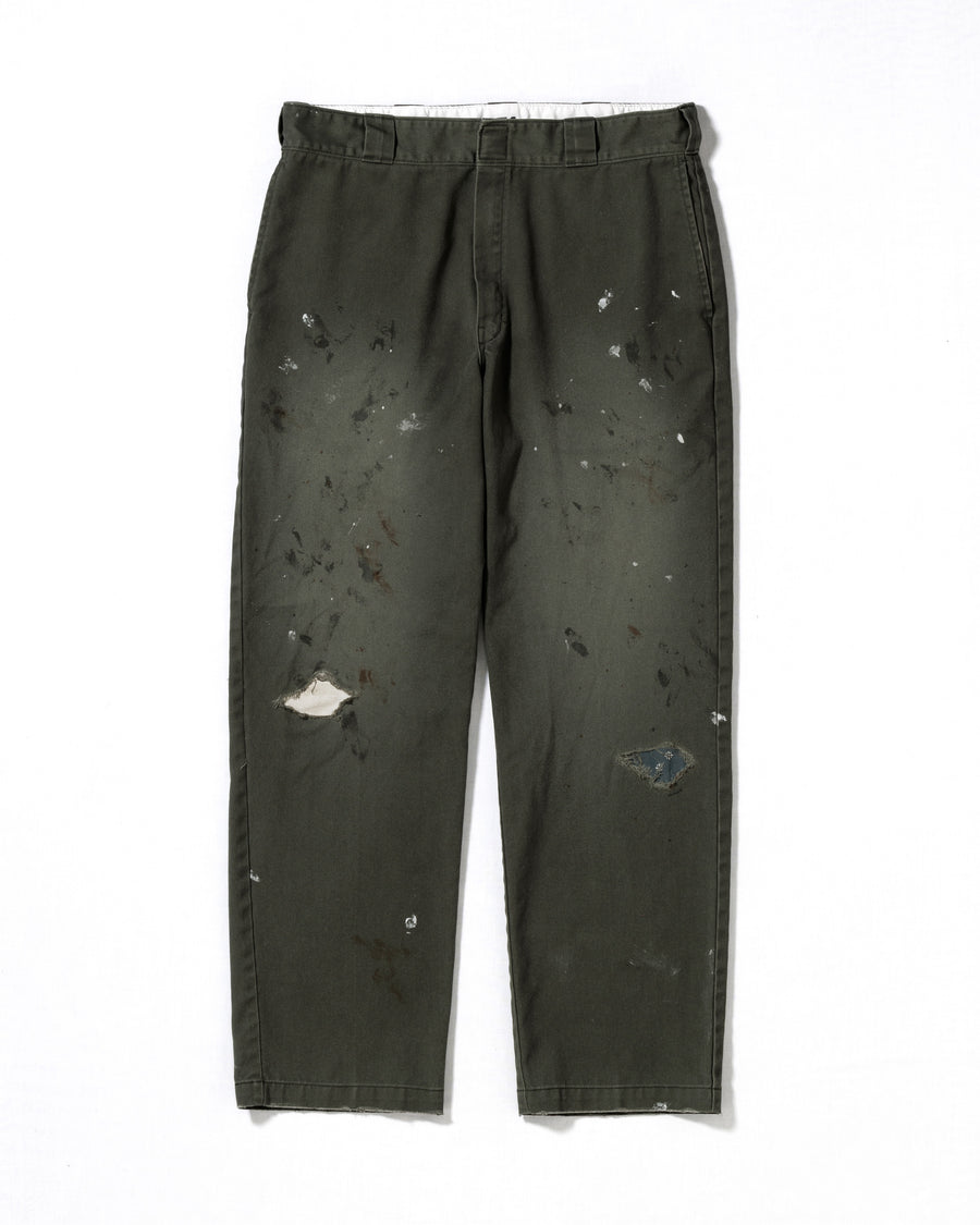 Dickiesのアイコンであるオリジナルワークパンツをベースに、ANACHRONORMがリアルなエイジングとリペア加工を施しました。
8.5ozのTCツイル生地はハリがあり丈夫で、シワになりにくく汚れにも強い素材。
タフなTC素材に5工程の加工を施し、長年履き込んだような風合いを再現しています。
膝には異なる生地の当て布を使用し、破れを補修したようなリペア風リメイクに仕上げました。
Based on the iconic Dickies Original Work Pants, reimagined with ANACHRONORM’s signature aging and repair aesthetic.
Made from sturdy 8.5oz TC twill, known for its durability and resistance to wrinkles and stains.
A five-step processing method recreates the look of years of wear on the tough TC fabric.