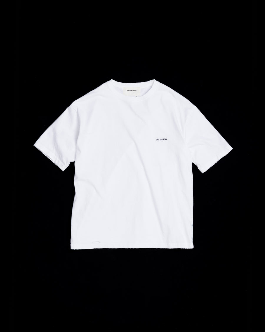 ANACHRONORM ダメージ エンブロイダリー ショートスリーブTシャツ ホワイト | 5.6oz 天竺 ヘビーウェイト 硫化染め サステナブルブリーチ ダメージ加工 ワンポイント刺繍 一点一点