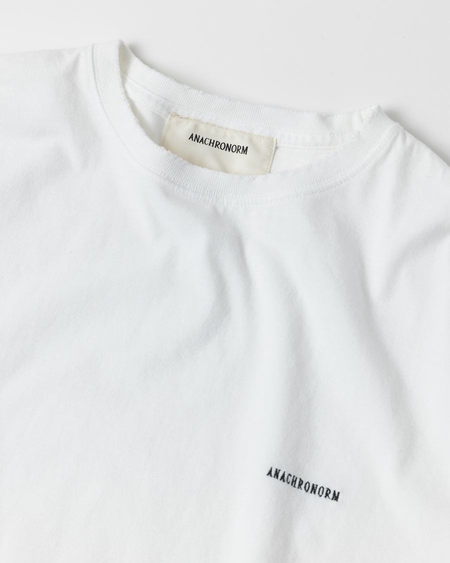 ANACHRONORM ダメージ エンブロイダリー ショートスリーブTシャツ ホワイト | 5.6oz 天竺 ヘビーウェイト 硫化染め サステナブルブリーチ ダメージ加工 ワンポイント刺繍 一点一点