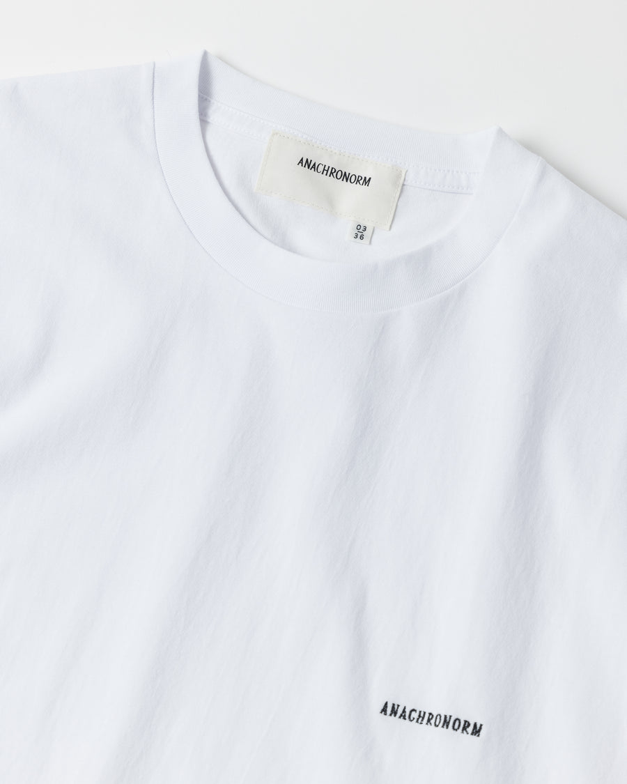 ANACHRONORM スタンダード 刺繍 半袖Tシャツ ホワイト | ロゴ刺繍 ステイフレッシュコットン 抗菌防臭 リラックスシルエット