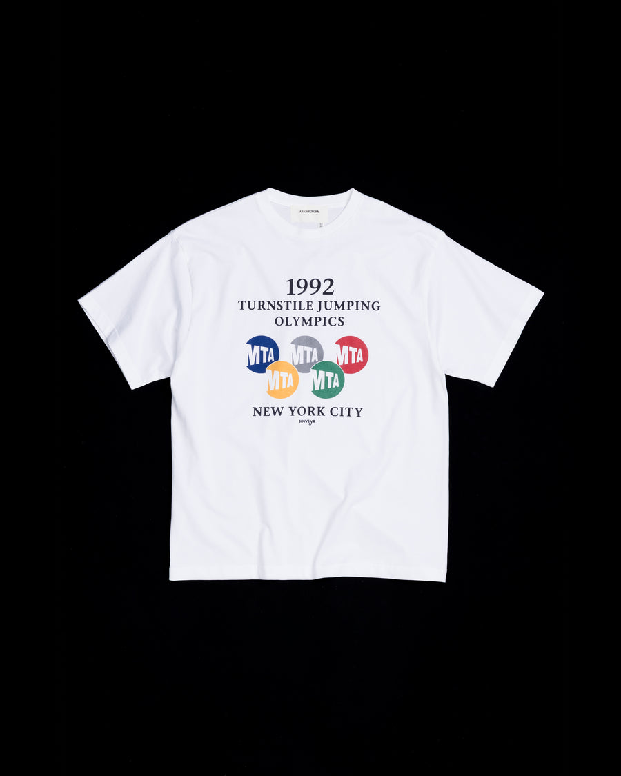 ANACHRONORM × Souvenyr NYC ジャンピング 半袖Tシャツ ホワイト | コラボグラフィック ニューヨーク コットン100%