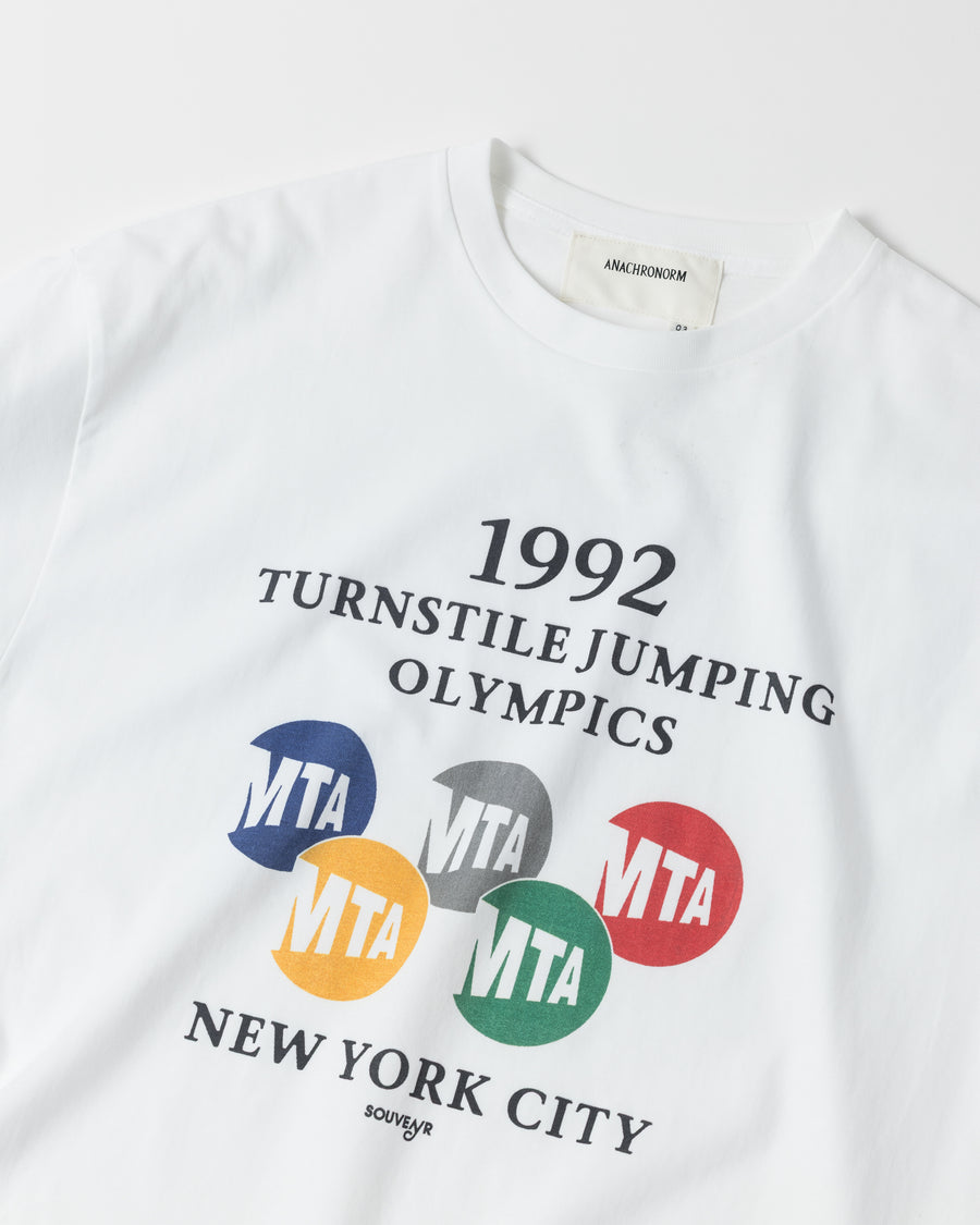 ANACHRONORM × Souvenyr NYC ジャンピング 半袖Tシャツ ホワイト | コラボグラフィック ニューヨーク コットン100%