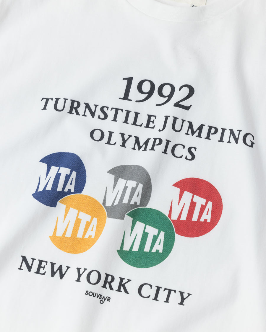 ANACHRONORM × Souvenyr NYC ジャンピング 半袖Tシャツ ホワイト | コラボグラフィック ニューヨーク コットン100%