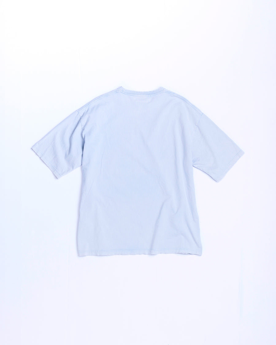 ANACHRONORM ダメージ エンブロイダリー ショートスリーブTシャツ スカイブルー | 5.6oz 天竺 ヘビーウェイト 硫化染め サステナブルブリーチ ダメージ加工 ワンポイント刺繍 一点一点
