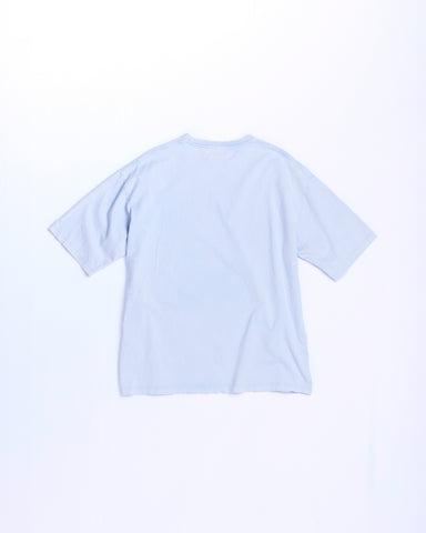 ANACHRONORM ダメージ エンブロイダリー ショートスリーブTシャツ スカイブルー | 5.6oz 天竺 ヘビーウェイト 硫化染め サステナブルブリーチ ダメージ加工 ワンポイント刺繍 一点一点