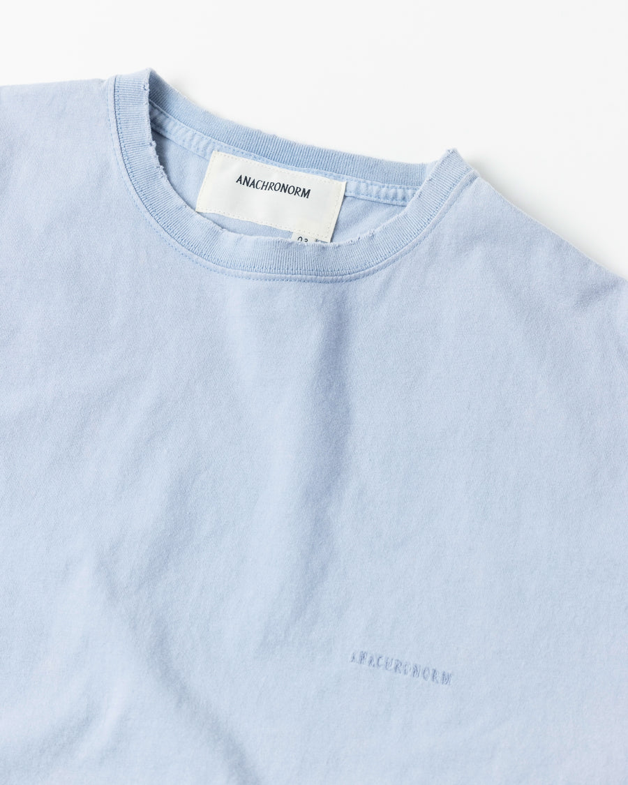ANACHRONORM ダメージ エンブロイダリー ショートスリーブTシャツ スカイブルー | 5.6oz 天竺 ヘビーウェイト 硫化染め サステナブルブリーチ ダメージ加工 ワンポイント刺繍 一点一点
