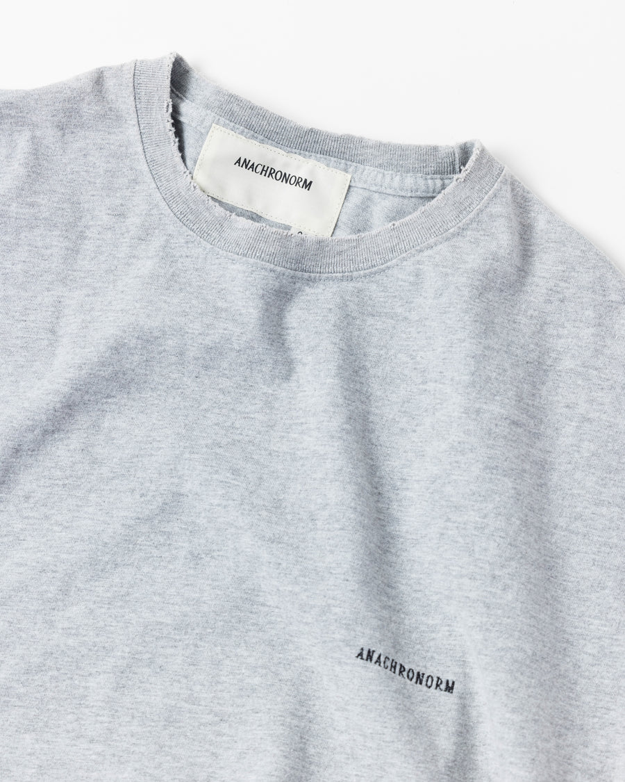 ANACHRONORM ダメージ エンブロイダリー ショートスリーブTシャツ ミックスグレー | 5.6oz 天竺 ヘビーウェイト 硫化染め サステナブルブリーチ ダメージ加工 ワンポイント刺繍 一点一点