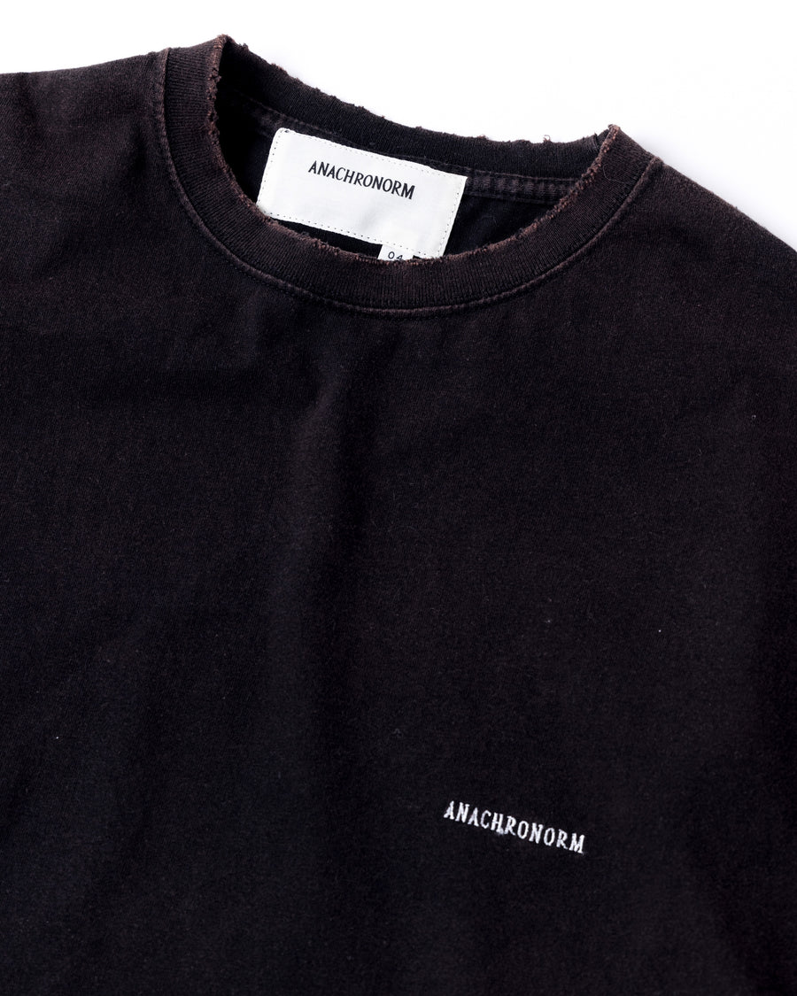 ANACHRONORM ダメージ エンブロイダリー ショートスリーブTシャツ ブラック | 5.6oz 天竺 ヘビーウェイト 硫化染め サステナブルブリーチ ダメージ加工 ワンポイント刺繍 一点一点