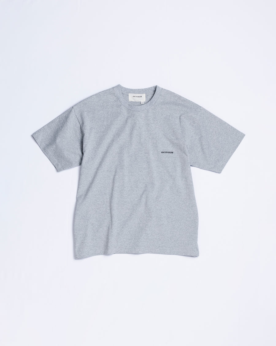 ANACHRONORM スタンダード 刺繍 半袖Tシャツ アッシュグレー | ロゴ刺繍 ステイフレッシュコットン 抗菌防臭 リラックスシルエット