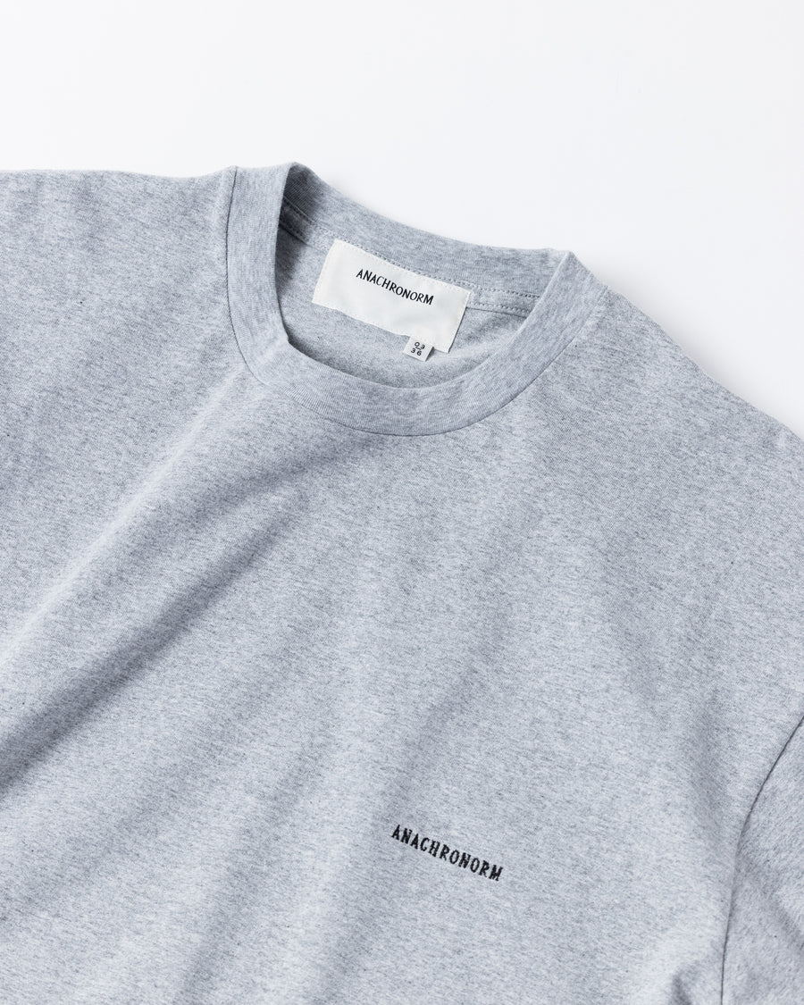 ANACHRONORM スタンダード 刺繍 半袖Tシャツ アッシュグレー | ロゴ刺繍 ステイフレッシュコットン 抗菌防臭 リラックスシルエット