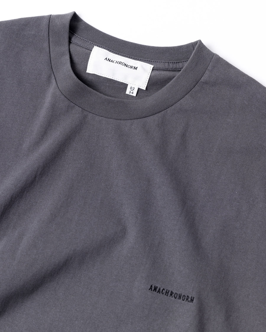 ANACHRONORM スタンダード 刺繍 半袖Tシャツ チャコール | ロゴ刺繍 ステイフレッシュコットン 抗菌防臭 リラックスシルエット