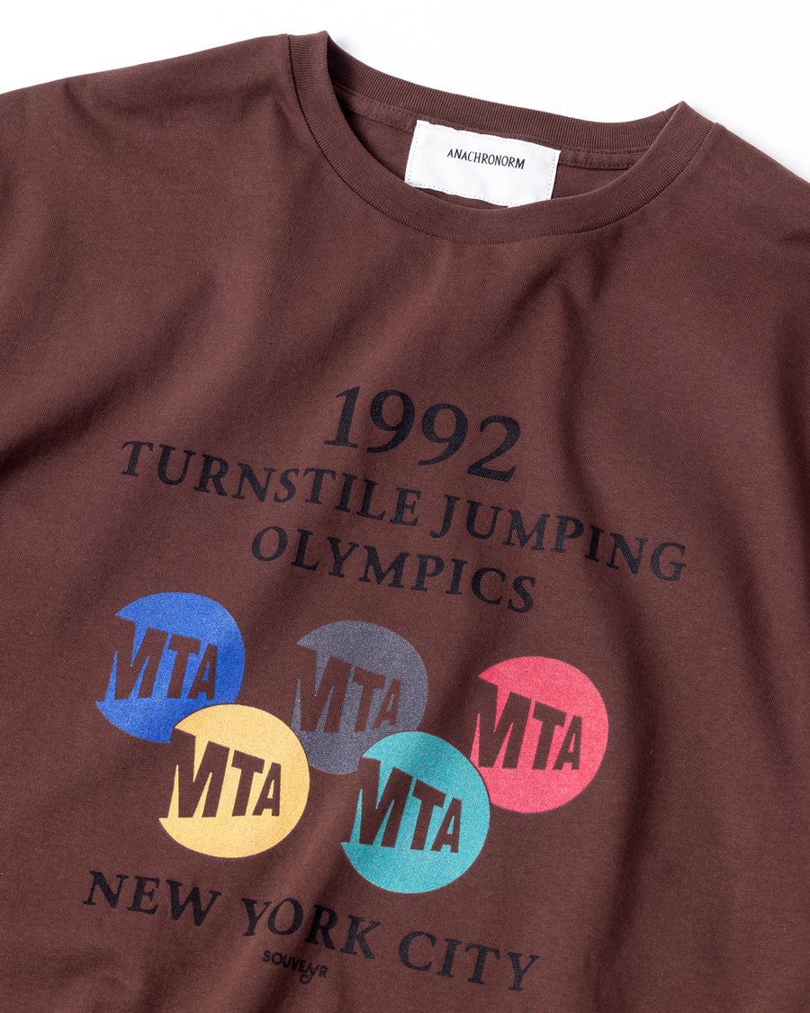 ANACHRONORM × Souvenyr NYC ジャンピング 半袖Tシャツ ブラウン | コラボグラフィック ニューヨーク コットン100%