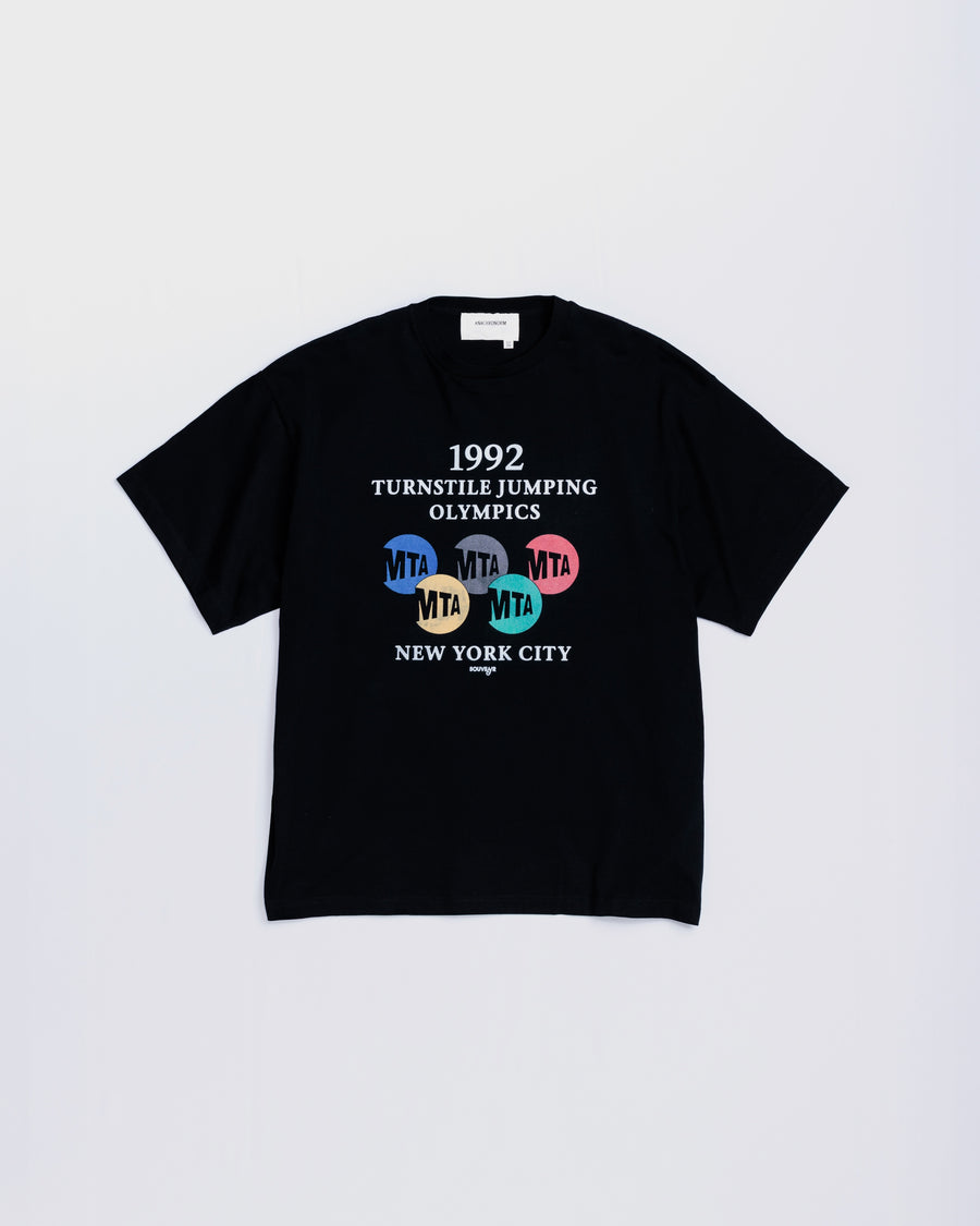 ANACHRONORM × Souvenyr NYC ジャンピング 半袖Tシャツ ブラック | コラボグラフィック ニューヨーク コットン100%
