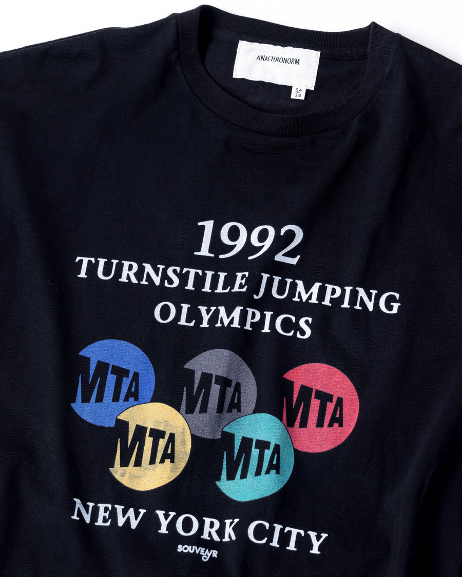 ANACHRONORM × Souvenyr NYC ジャンピング 半袖Tシャツ ブラック | コラボグラフィック ニューヨーク コットン100%