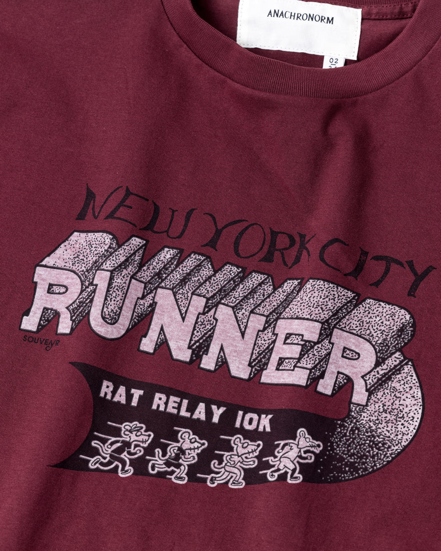 ANACHRONORM × Souvenyr NYC ランニング 半袖Tシャツ バーガンディ | コラボグラフィック ヴィンテージ ニューヨーク コットン100%