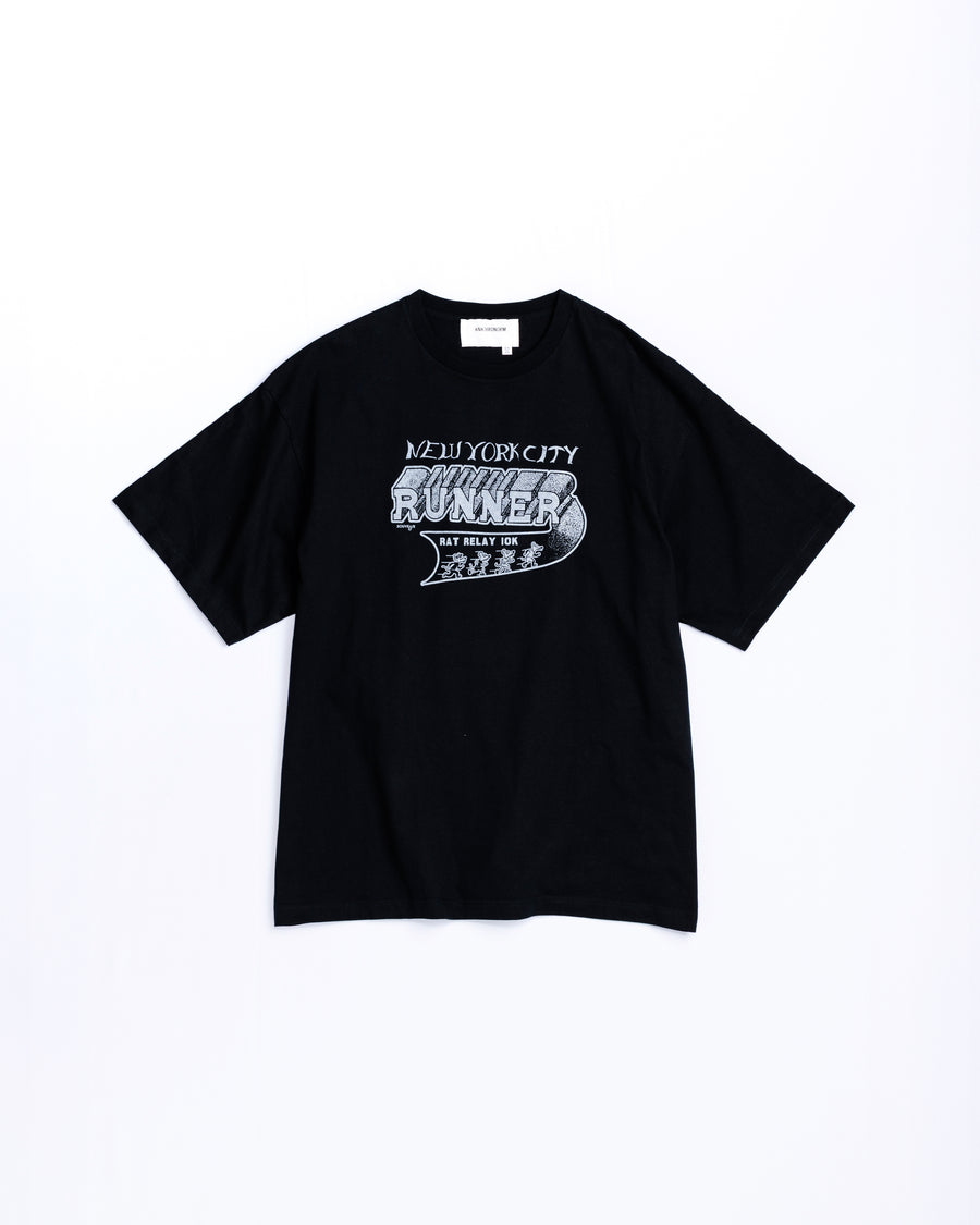 ANACHRONORM × Souvenyr NYC ランニング 半袖Tシャツ ブラック | コラボグラフィック ヴィンテージ ニューヨーク コットン100%