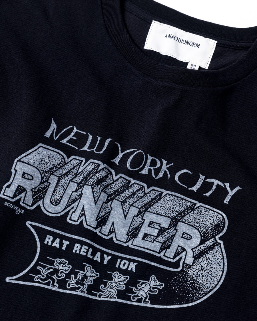 ANACHRONORM × Souvenyr NYC ランニング 半袖Tシャツ ブラック | コラボグラフィック ヴィンテージ ニューヨーク コットン100%