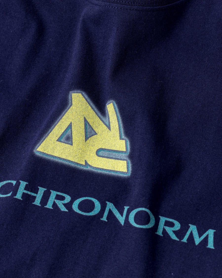 ANACHRONORM リワインドカルチャー ショートスリーブTシャツ ネイビー | 6.2oz 天竺 コーマ糸 グラフィックプリント 90s音楽カルチャー