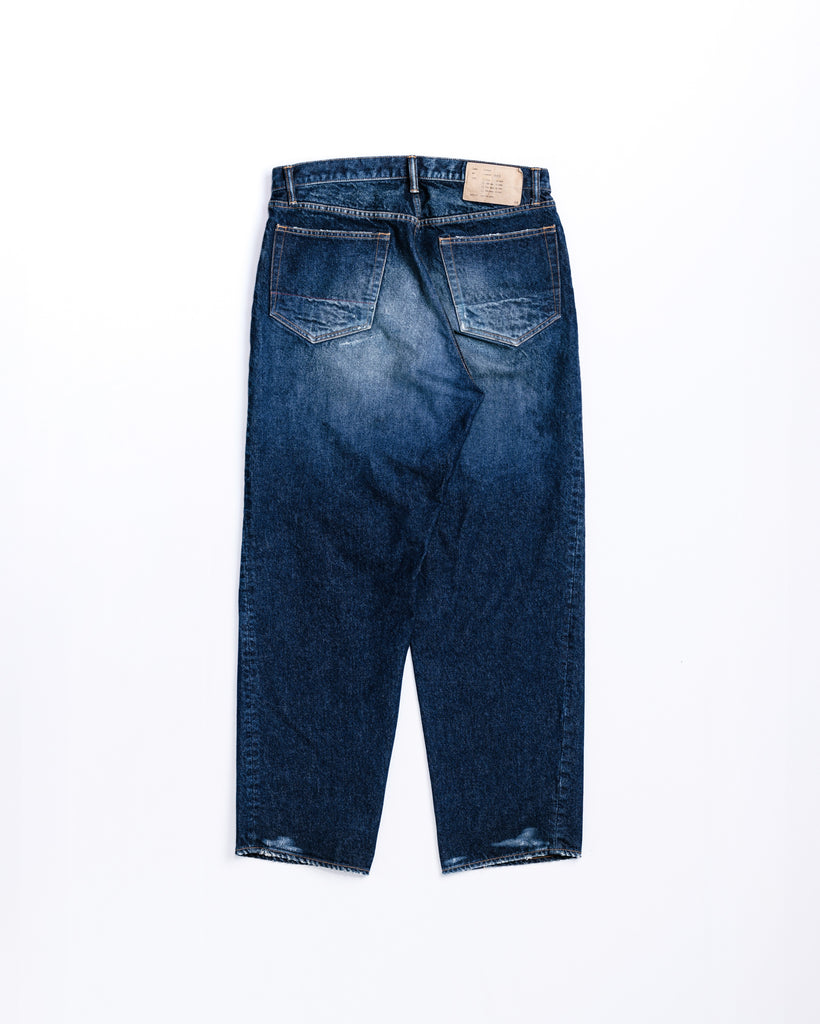 85年製Levi's 550をベースにしたワイドテーパード。80年代のフラットな質感を再現した14ozハチマルデニムを使用し、空紡糸特有のドライなタッチが特徴です。中濃色のエイジング、リアルなリペア、仕上げの汚し加工により、ハードなアタリと奥行きのあるユーズド感を表現した、ヴィンテージ顔負けの一着です。Wide tapered jeans inspired by the '85 Levi's 550. Made from 14oz "Hachimaru" denim, it features a flat look and dry touch. With heavy aging, authentic repairs, and a "dirty" finish, it achieves a deep, realistic vintage character.
