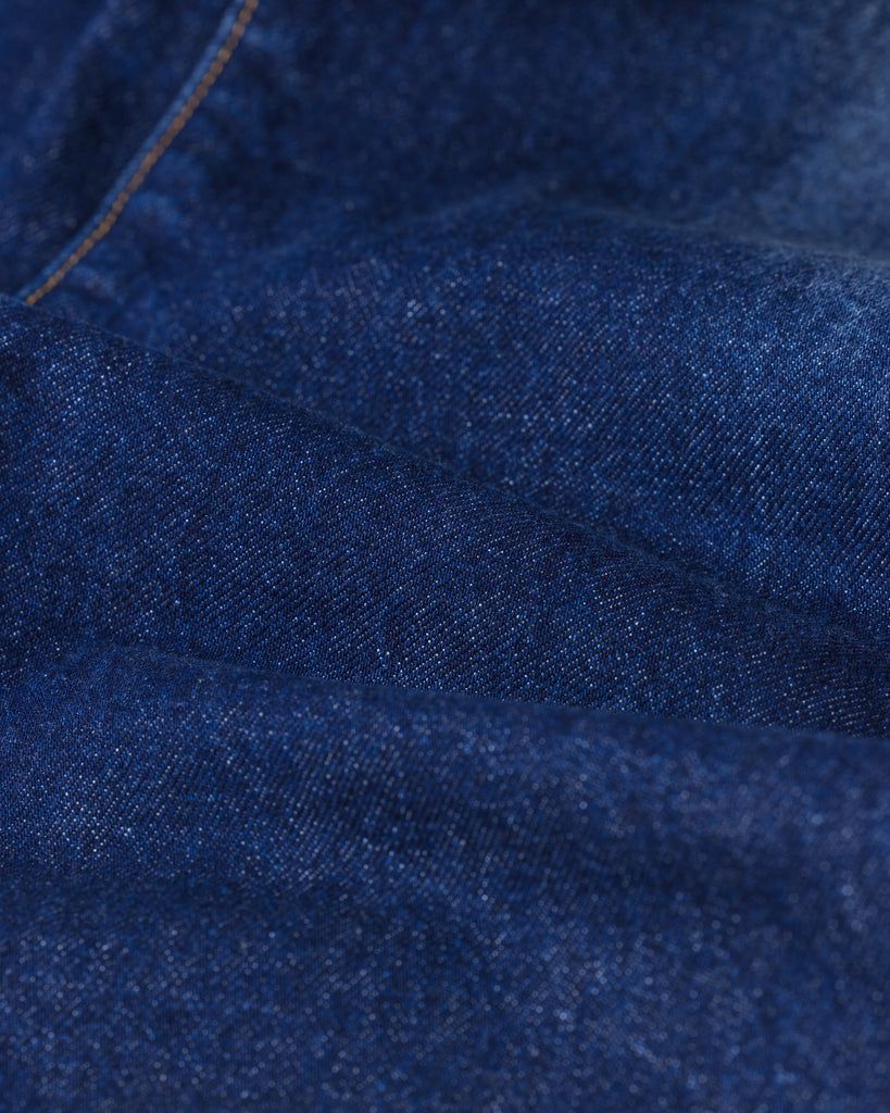 85年製Levi's 550をベースにしたワイドテーパード。80年代のフラットな質感を再現した14ozハチマルデニムを使用し、空紡糸特有のドライなタッチが特徴です。中濃色のエイジング、リアルなリペア、仕上げの汚し加工により、ハードなアタリと奥行きのあるユーズド感を表現した、ヴィンテージ顔負けの一着です。Wide tapered jeans inspired by the '85 Levi's 550. Made from 14oz "Hachimaru" denim, it features a flat look and dry touch. With heavy aging, authentic repairs, and a "dirty" finish, it achieves a deep, realistic vintage character.