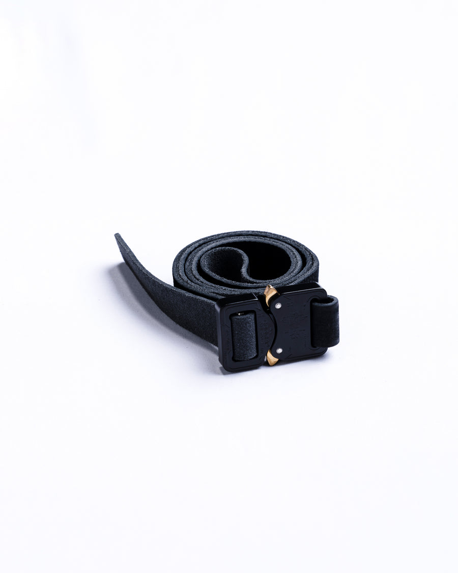 岡山県を拠点とするレザーブランド〈BRASSBOUND〉とのコラボレーションによる「COBRA BUCKLE LEATHER BELT TYPE2」。世界最高水準の安全性と耐久性を誇るコブラバックルを採用し、ワンタッチでの着脱が可能です。ベルト本体にはヌメカウレザーを使用。空打ち加工と吟面の仕上げにより、自然な風合いと経年変化を楽しめる一本に仕上げています。The COBRA BUCKLE LEATHER BELT TYPE2 is a collaboration with the Okayama-based leather brand BRASSBOUND.It features a Cobra Buckle known for world-class safety and durability, allowing quick locking and releasing.